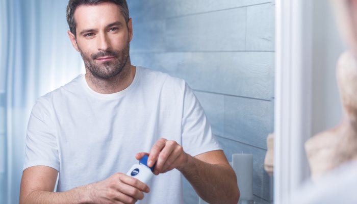 Мужчина с кремом для бритья NIVEA MEN